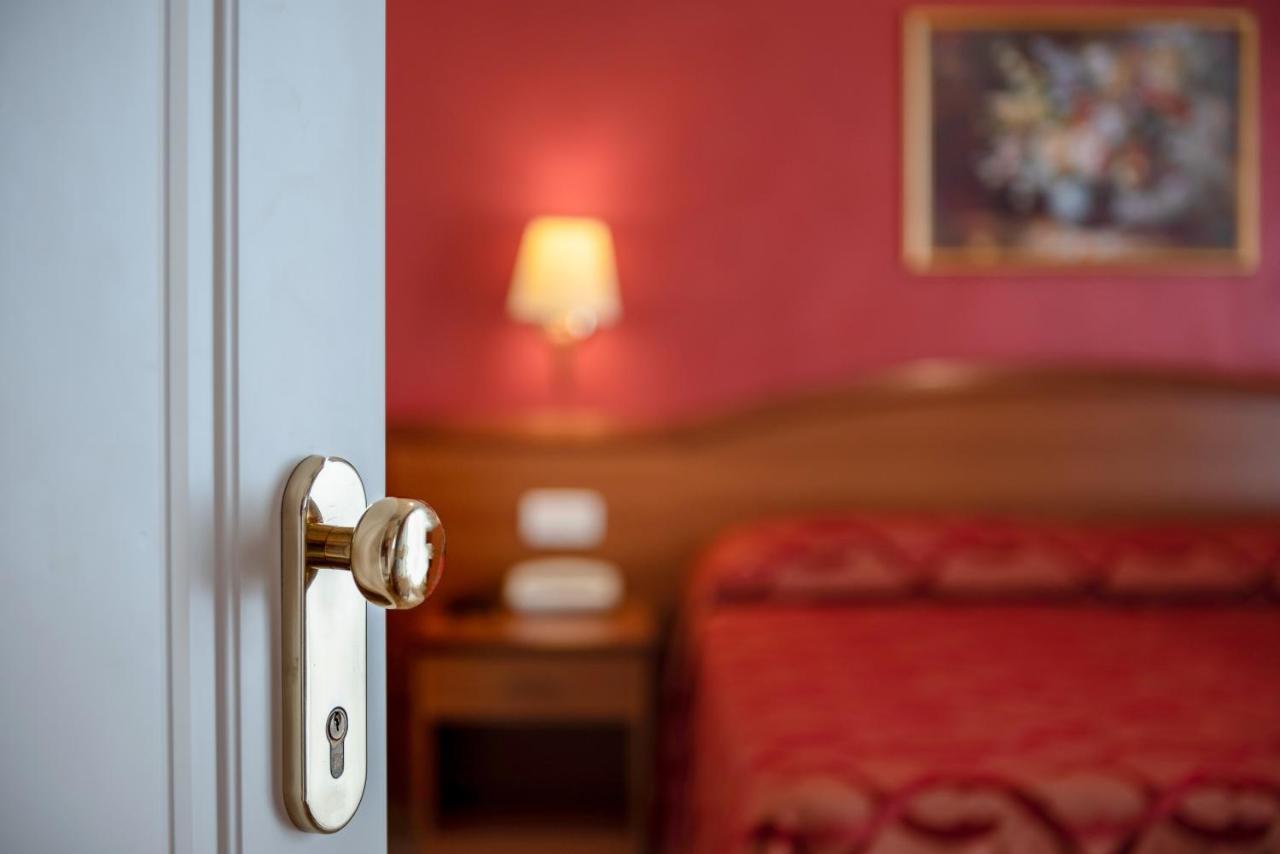 רימיני Hotel Tiffany מראה חיצוני תמונה
