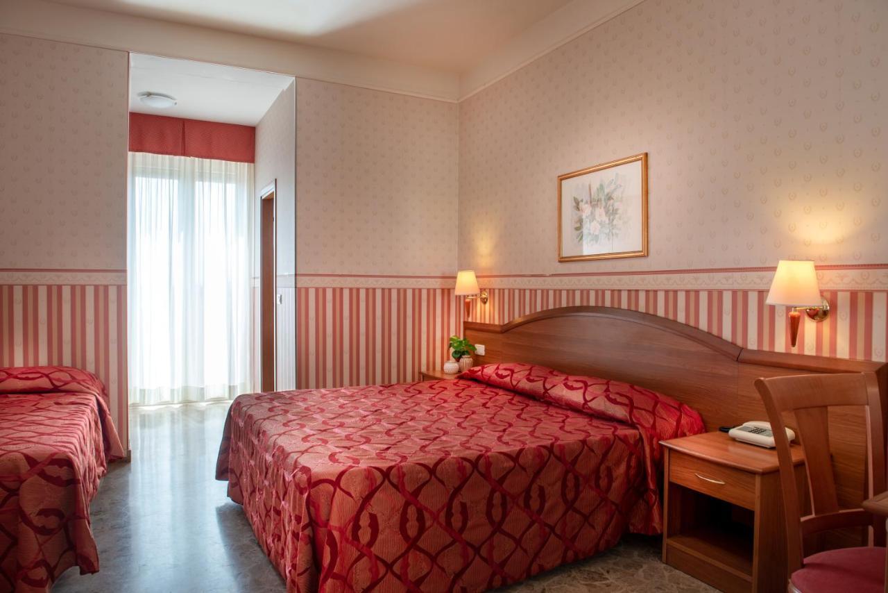 רימיני Hotel Tiffany מראה חיצוני תמונה