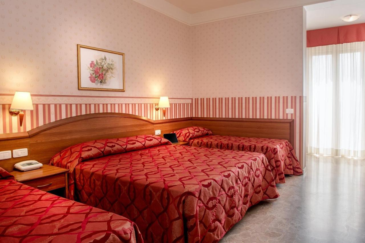 רימיני Hotel Tiffany מראה חיצוני תמונה