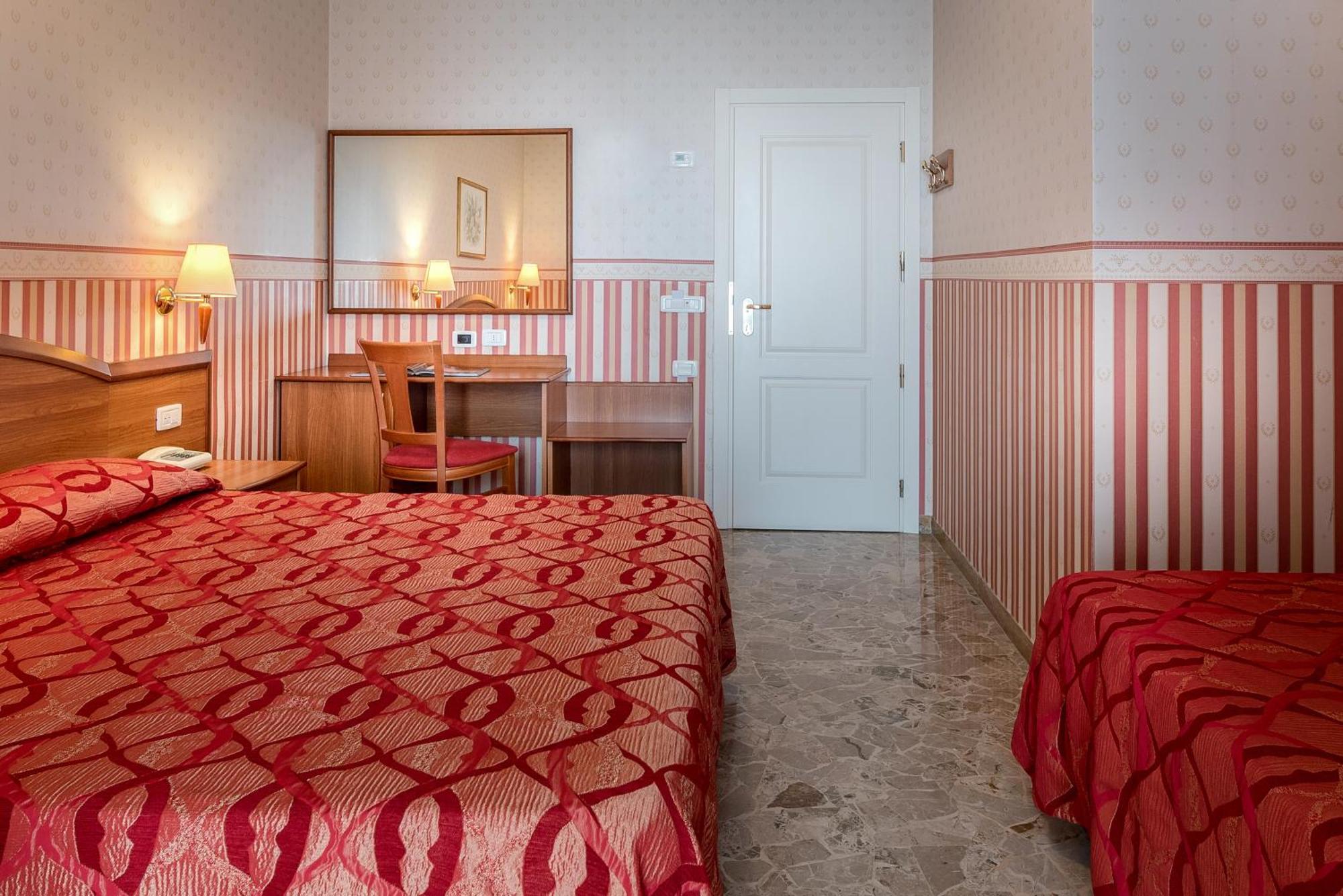 רימיני Hotel Tiffany מראה חיצוני תמונה
