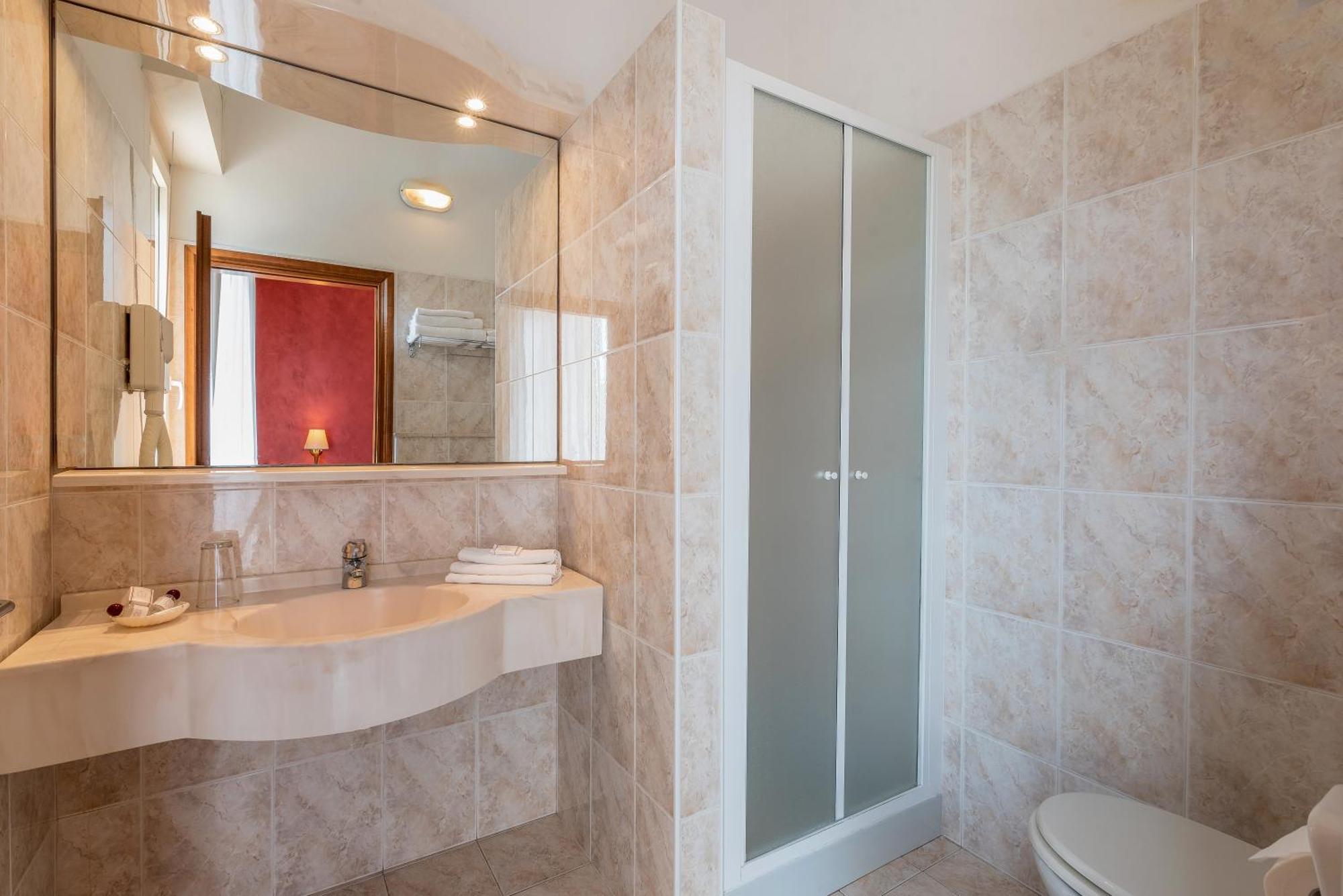 רימיני Hotel Tiffany מראה חיצוני תמונה