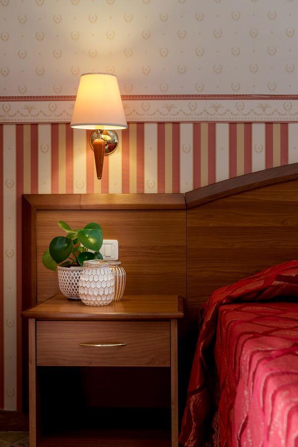 רימיני Hotel Tiffany מראה חיצוני תמונה