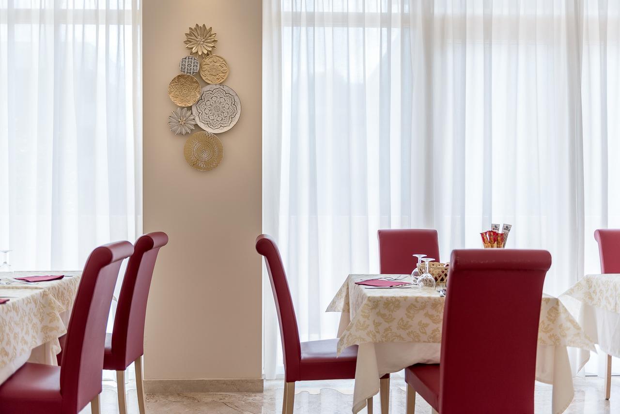רימיני Hotel Tiffany מראה חיצוני תמונה