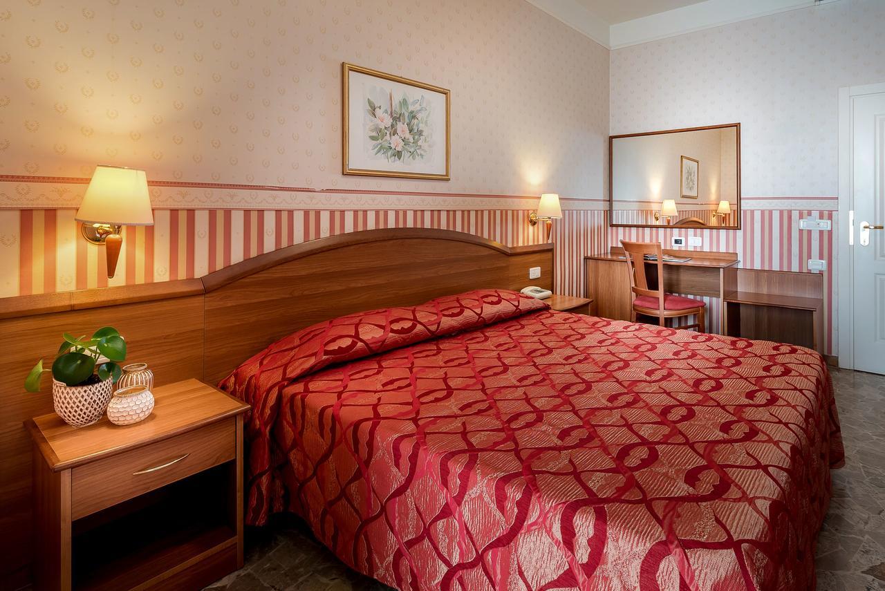 רימיני Hotel Tiffany מראה חיצוני תמונה