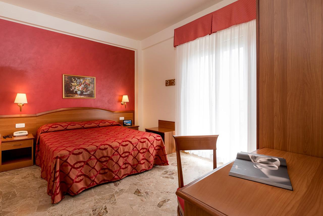 רימיני Hotel Tiffany מראה חיצוני תמונה